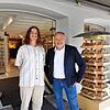 Überlingens Wirtschaftsförderer Stefan Schneider (rechts) mit Kevin Augustiniak, der gerade seinen Vater in dessen neuem Laden Holzwurm ...