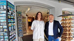 Überlingens Wirtschaftsförderer Stefan Schneider (rechts) mit Kevin Augustiniak, der gerade seinen Vater in dessen neuem Laden Holzwurm ...