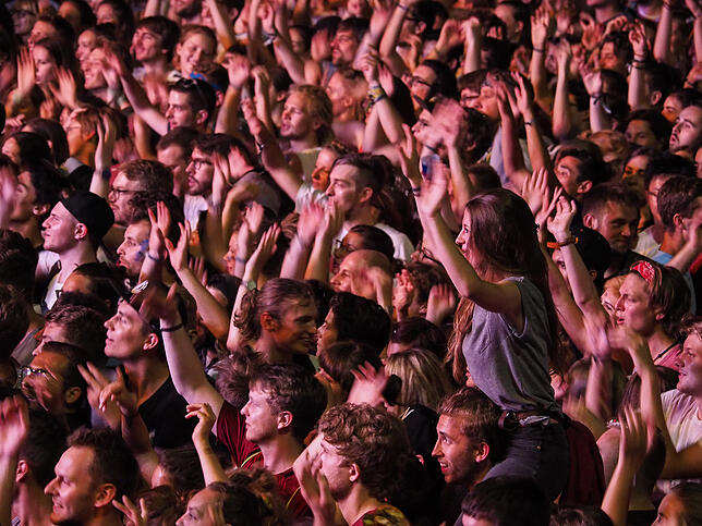 23:51 Uhr: Ganz viel Liebe, davon hatte Moop-Mama-Frontmann Keno Langbein gerade gesprochen. Und so endet das Campus-Festival 2018 mit ...