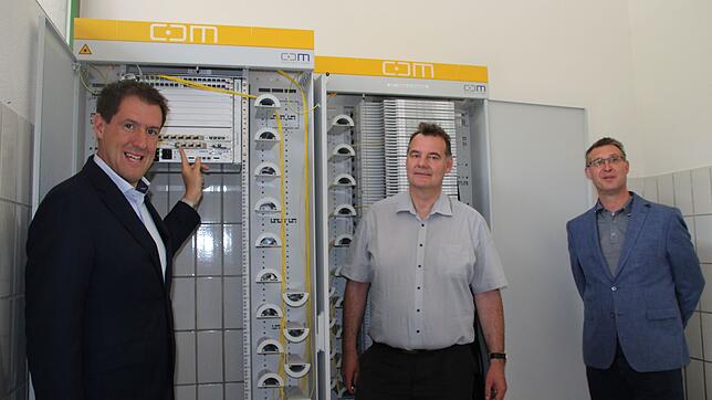 Ab sofort ist das Glasfasernetz in Weizen betriebsbereit. Für die Inbetriebnahme am Technikstandort trafen sich (von links) Felix ...
