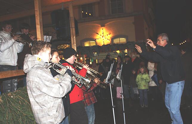 Der Weihnachtsmarkt in Meersburg wird traditionell von der Bläsergruppe der Knabenmusik eröffnet.