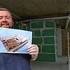 Mike Dilnot mit Ziel-Bild auf der Baustelle: In wenigen Wochen will er in der Kleinebergstraße in Friedrichshafen die ...
