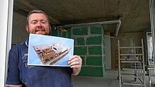 Mike Dilnot mit Ziel-Bild auf der Baustelle: In wenigen Wochen will er in der Kleinebergstraße in Friedrichshafen die ...