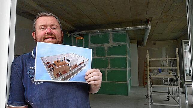 Mike Dilnot mit Ziel-Bild auf der Baustelle: In wenigen Wochen will er in der Kleinebergstraße in Friedrichshafen die ...
