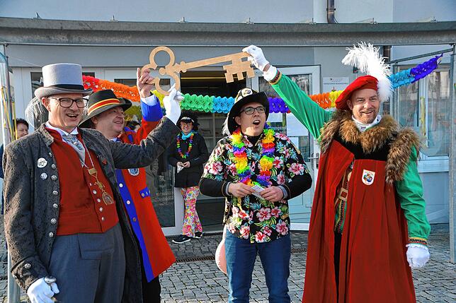Ohne Schlüssel, aber mit neuem Hut: Bürgermeister Dominik Männle (Zweiter von rechts) übergibt den Rathausschlüssel von ...