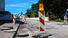Vor einigen Tagen fehlte noch die Deckschicht in der Radolfzeller Straße in Ludwigshafen, wie dieses Archivbild vom 12. Juli zeigt. Doch ...