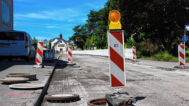Vor einigen Tagen fehlte noch die Deckschicht in der Radolfzeller Straße in Ludwigshafen, wie dieses Archivbild vom 12. Juli zeigt. Doch ...