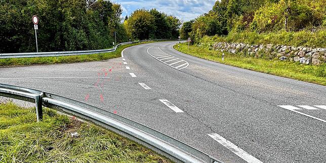 (Archivbild) Hier passierte es am späten Abend des 19. Oktobers. Die Motorradfahrerin stürzte und rutschte in die Leitplanke. Die ...