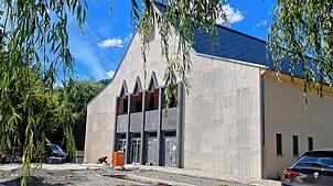 Die Singener Scheffelhalle steht schon eine Weile, aktuell wird die Außenanlage fertiggestellt.