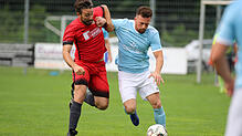 Der SV Orsingen-Nenzingen (Daniel Matt, links) hat das zweite Relegationsspiel gegen den TSV Konstanz (Patrik Konaj) mit 1:2 verloren ...