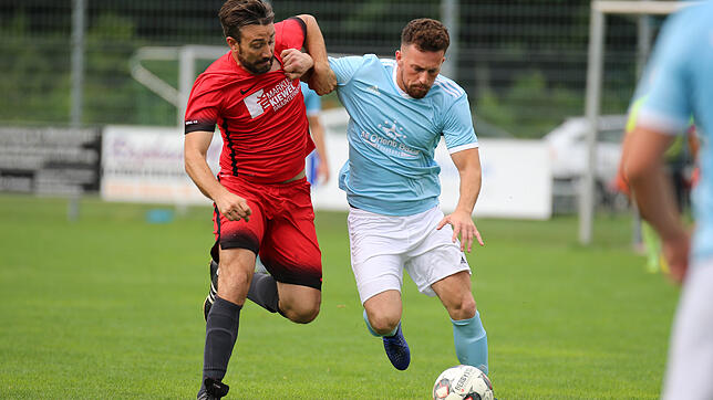 Der SV Orsingen-Nenzingen (Daniel Matt, links) hat das zweite Relegationsspiel gegen den TSV Konstanz (Patrik Konaj) mit 1:2 verloren ...