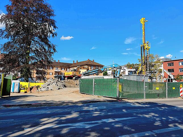Mit diesem Bohrer wurden im September 2020 rund 20 Meter tiefe Löcher für Bohrpfähle gebohrt.