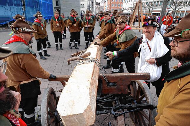 Bild 3: Bilder vom Narrenbaumstellen der Narrizella Ratoldi auf dem Marktplatz