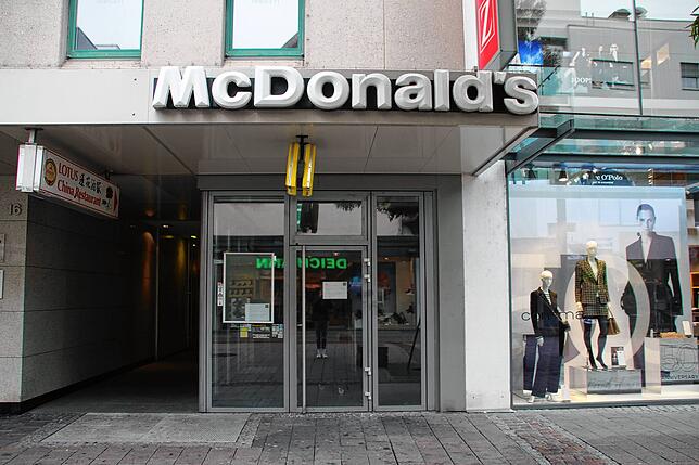 Trostlos wirkt es in der belebten Fußgängerzone: das geschlossene McDonald‘s in der August-Ruf-Straße in Singen.