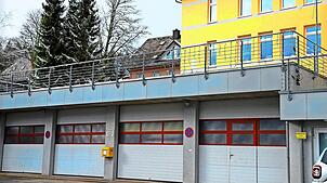 Das Feuerwehrgerätehaus entspricht in vielen Punkten nicht mehr heutigen Gegebenheiten – unter anderem ist die Einfahrtshöhe für ...