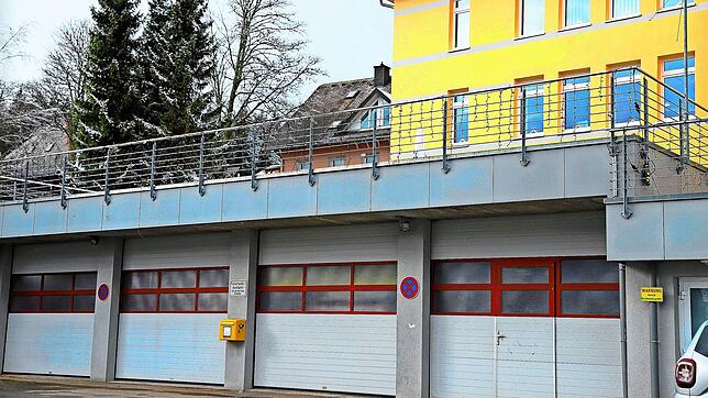Das Feuerwehrgerätehaus entspricht in vielen Punkten nicht mehr heutigen Gegebenheiten – unter anderem ist die Einfahrtshöhe für ...