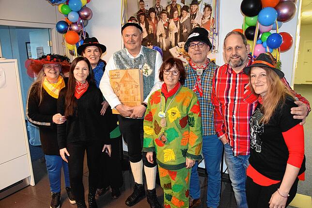 Närrischer Besuch in der Redaktion (von links): Yvonne Schulze, Elisa Gorontzy, Steffi Weickert, Rolf Meyer und Dorothea ...