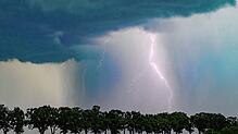 (Symbolbild) – Der Deutsche Wetterdienst warnt vor schweren Gewittern in Baden-Württemberg.