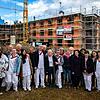 Die Mitarbeiter des Conrad-Gröber-Hauses vor dem Neubau der Caritas in der Stockacherstraße in Meßkirch.