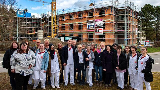 Die Mitarbeiter des Conrad-Gröber-Hauses vor dem Neubau der Caritas in der Stockacherstraße in Meßkirch.
