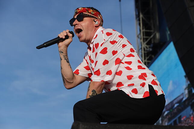 Der US-amerikanische Rapper Macklemore und seine Truppe heizen dem Southside-Publikum am letzten Festivalabend noch einmal so richtig ein.