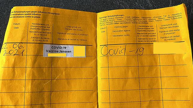 Ein bis auf die Covid-Impfung leerer Impfpass und eine Impfung, die mit Johnson&Johnson durchgeführt worden sein soll &ndash; zwei ...
