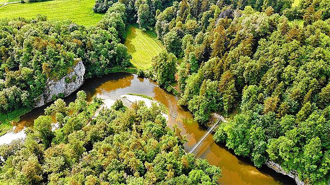 So sieht der fürstliche Park Inzigkofen mit Amalienfelsen, Eremitage, Steinwiese und Hängebrücke aus der Luft aus.