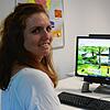 Layla Nieden, Mitarbeiterin des Kulturamts der Stadt Waldshut-Tiengen, präsentiert die neue Internetseite der Artothek Waldshut.