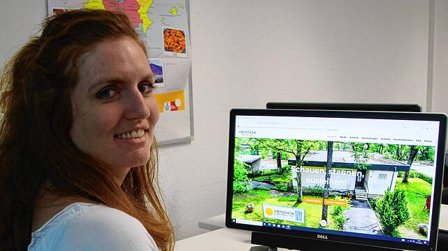 Layla Nieden, Mitarbeiterin des Kulturamts der Stadt Waldshut-Tiengen, präsentiert die neue Internetseite der Artothek Waldshut.