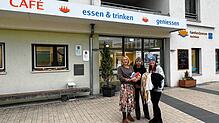 Marion Dieckmann und Ulla Hahn vom Familienzentrum und Initiatorin Cythia Beck (von links) freuen sich auf den Kleidertauschmarkt in ...