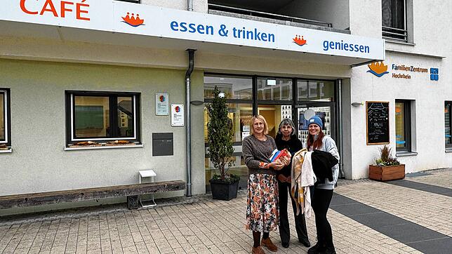 Marion Dieckmann und Ulla Hahn vom Familienzentrum und Initiatorin Cythia Beck (von links) freuen sich auf den Kleidertauschmarkt in ...