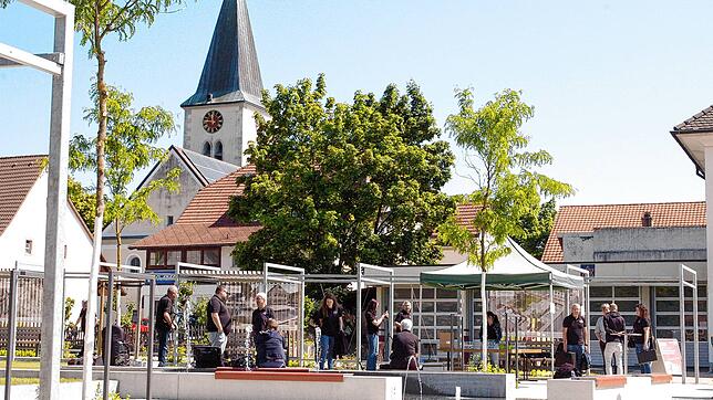 Der für 600.000 Euro neu gestaltete Rathausplatz Herten wurde beim Aktionstag von Bürgern in Besitz genommen. Foto: Ingrid Böhm