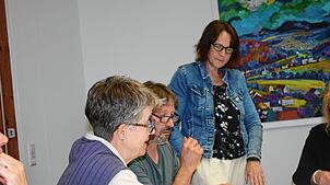 Agnes Kaiser (stehend), Vorsitzende vom Gemeindewahlausschuss in Stühlingen, legte den beiden Mitgliedern Marianne Würth und Rüdiger ...