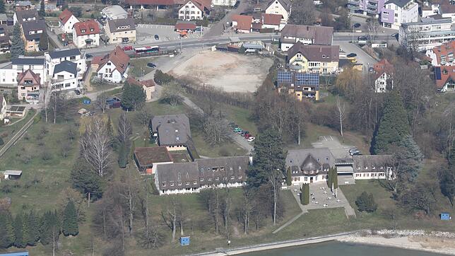 Vom großen Gebäudekomplex direkt am Seeufer soll nur die Villa Gminder (oberhalb der Terrassenfläche) bleiben, der Rest Neubauten für ...