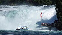 Der Rheinfall in Schaffhausen ist der größte Wasserfall Europas. Auf einer Länge von 150 Metern stürzen riesige Mengen Wasser über 23 ...