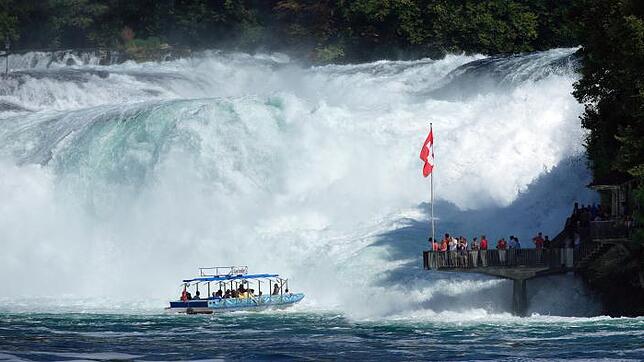 Der Rheinfall in Schaffhausen ist der größte Wasserfall Europas. Auf einer Länge von 150 Metern stürzen riesige Mengen Wasser über 23 ...