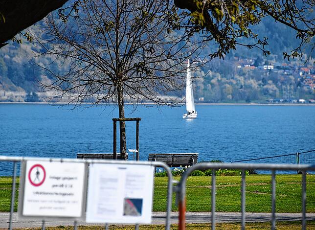 Schiffe sind momentan eine Seltenheit, denn die Häfen sind geschlossen. Das hier am Karfreitag eins auf dem See ist, könnte bedeuten, ...