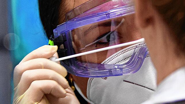 Eine Ärztin einen Abstrich für einen Coronavirus-Test. (Symbolbild)