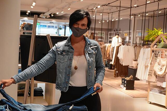 In den Bekleidungsgeschäften, hier Modeberaterin Annette Bengs vom Waldshuter Modehaus May, entfällt ab dem 3. April die Maskenpflicht. ...