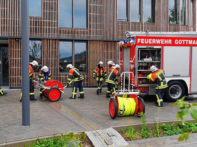 Sehr schnell wurden die Schläuche bei der wichtigen Hauptrobe ausgerollt. Und die Atemschutzträger standen im Nu für ihren Einsatz bereit.