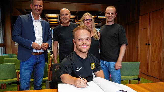 Der Para-Sportler und frischgebackene Weltmeister Yannis Fischer hat sich ins Goldene Buch von Mühlhausen-Ehingen eingetragen. Im ...