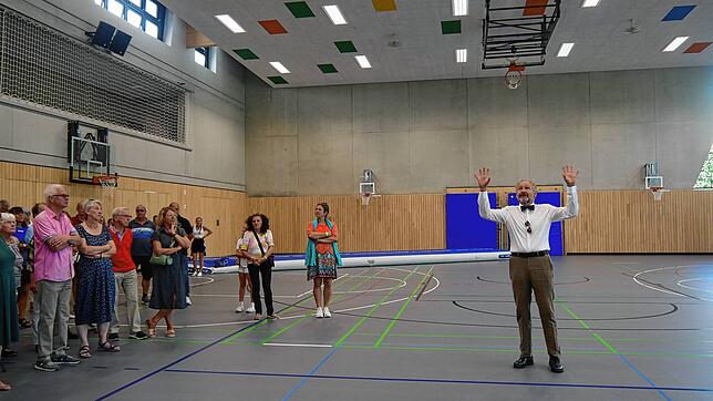 Architekt Matthias Distler erklärt in der neuen Sporthalle in Engen die Details vor vielen interessierten Besuchern.