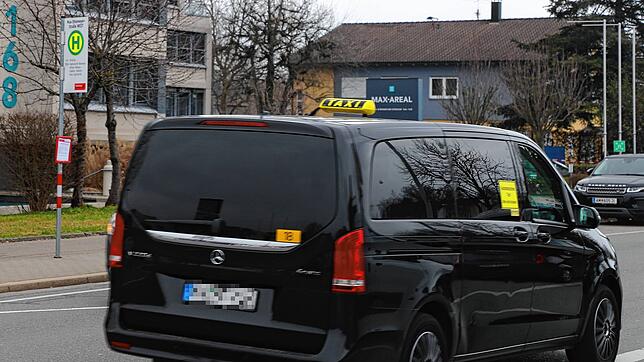 Die Konstanzer Taxis sind am Donnerstag, 29. Februar, in großer Zahl in der Stadt unterwegs. Denn die Bushaltestellen, wie hier im ...