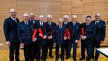 Feuerwehrkommandant Sascha Eichkron (links) und Theo Effinger (rechts) ehren die Altersmannschaft. Von links Hermann Eichkorn und Günter ...