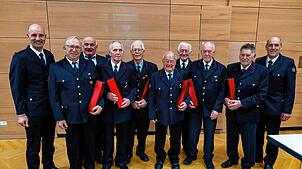 Feuerwehrkommandant Sascha Eichkron (links) und Theo Effinger (rechts) ehren die Altersmannschaft. Von links Hermann Eichkorn und Günter ...