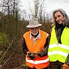 Marlene Linz und Hans-Jürgen Bannasch von der BUND Ortsgruppe Waldshut-Tiengen sammeln Erdkröten an der Abzweigung Rohr hinter ...