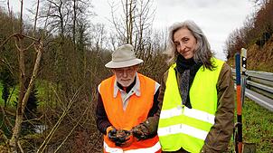 Marlene Linz und Hans-Jürgen Bannasch von der BUND Ortsgruppe Waldshut-Tiengen sammeln Erdkröten an der Abzweigung Rohr hinter ...