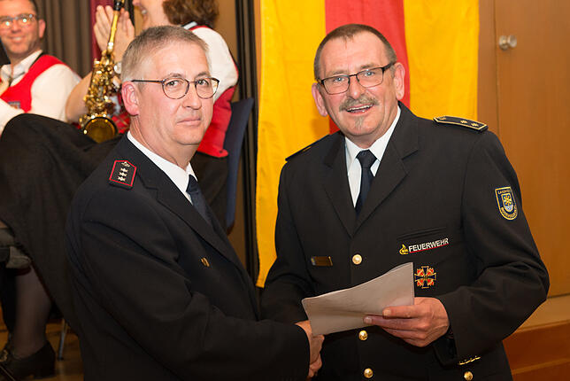 Das Ehrenzeichen der Feuerwehr des Bodenseekreises gab es von Kreisbrandmeister Henning Nöh (rechts) für Claus Mecking. Bild: Gisela Keller