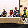 Junge Vertreter der Fridays-for-Future-Bewegung in einer Podiumsdiskussion mit dem Referenten, Autor und Journalisten Fabian Scheidler ...