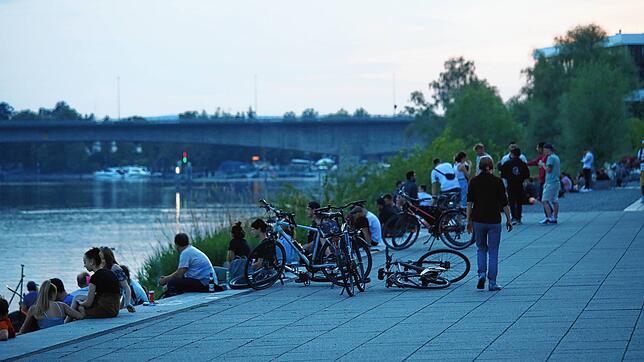 Wie in jedem Sommer ist das Seerhein-Ufer und der Herosé-Park auch abends und nachts sehr belebt. (Archivbild)